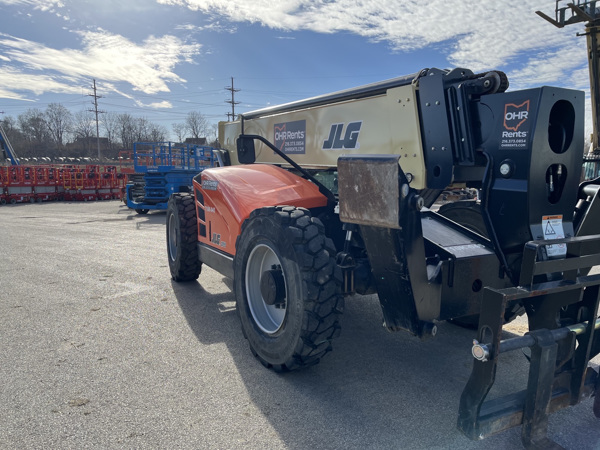 2022 JLG 1055