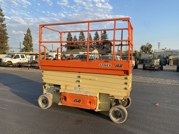 2017 JLG 3246ES