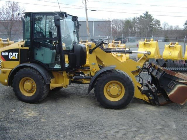 2020 CAT 906M