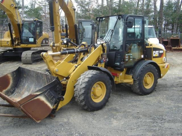 2020 CAT 906M