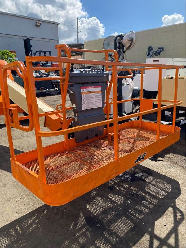 2014 JLG 400S