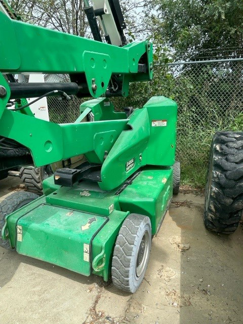 2014 JLG E400AN