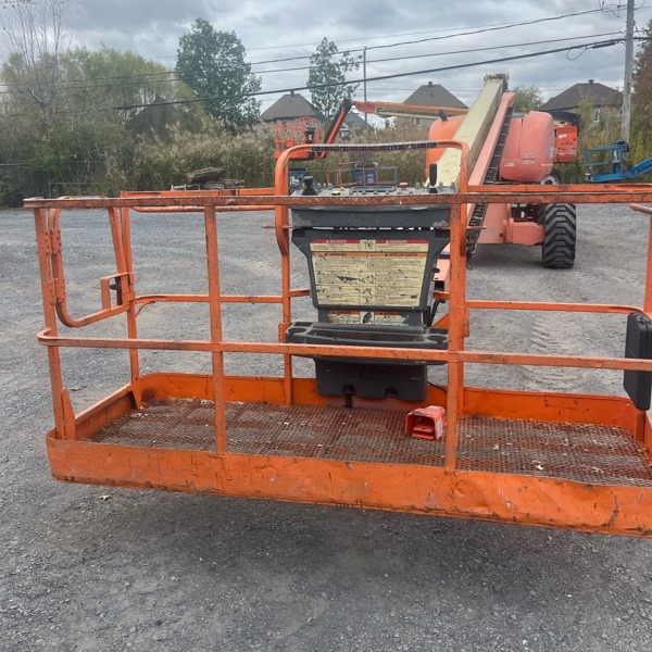 2005 JLG 800S