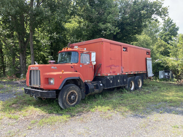 1994 Mack RB690S