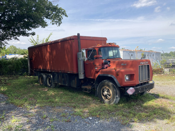 1994 Mack RB690S