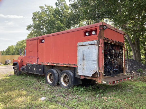 1994 Mack RB690S