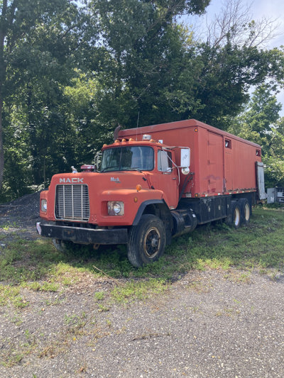 1994 Mack RB690S