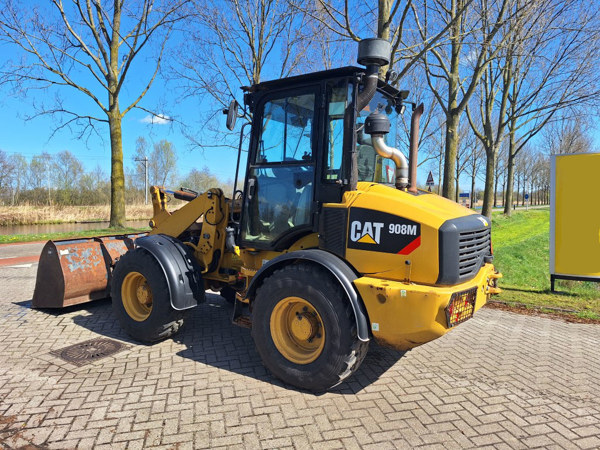 2016 CAT 908M