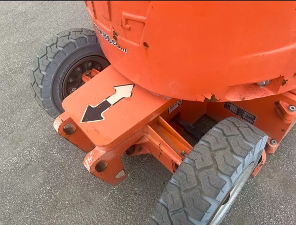 2012 JLG E300AJP