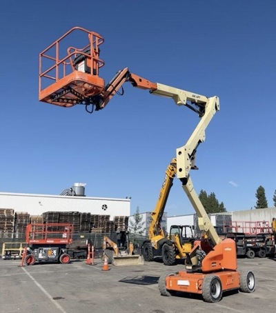 2016 JLG E450AJ