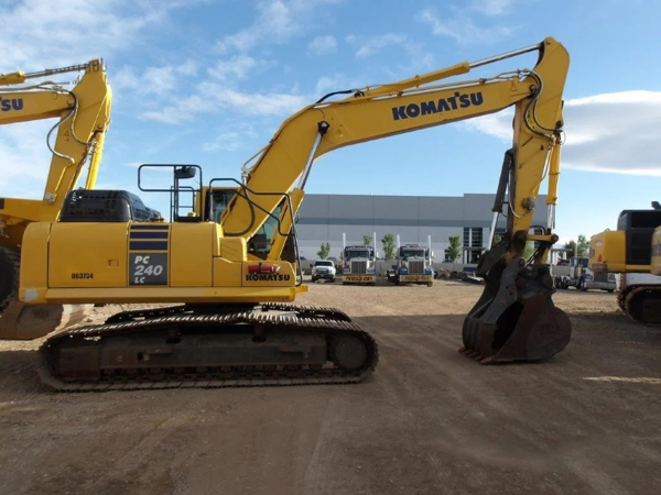 2021 Komatsu PC240LC-11