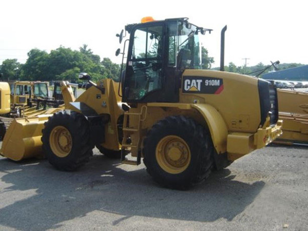 2019 CAT 910M