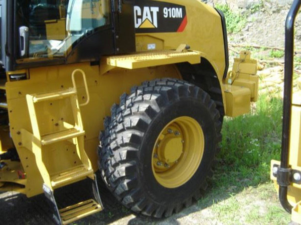 2019 CAT 910M