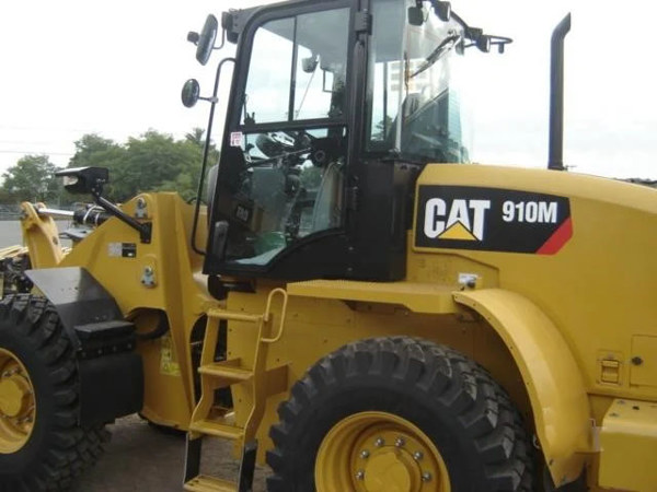 2019 CAT 910M