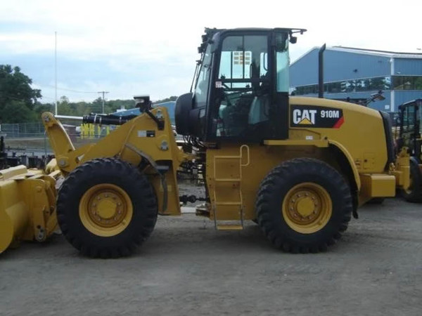 2019 CAT 910M