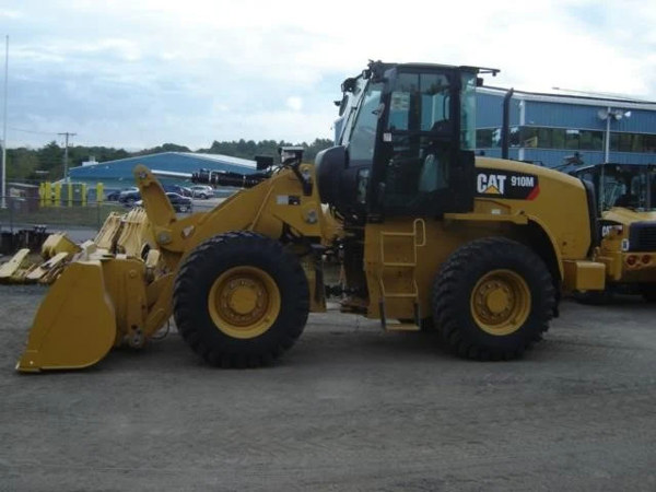 2019 CAT 910M