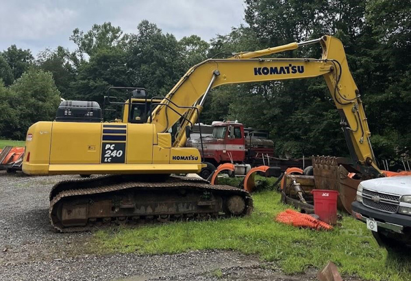 2020 Komatsu PC240LC-11