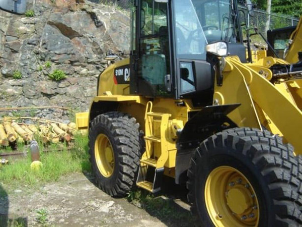 2019 CAT 910M