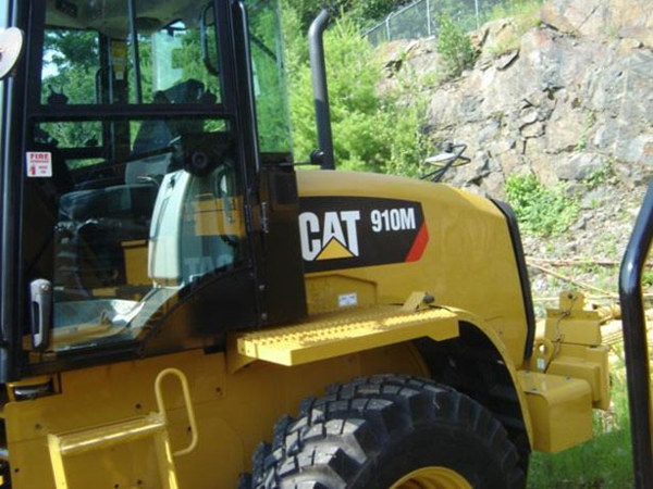 2019 CAT 910M