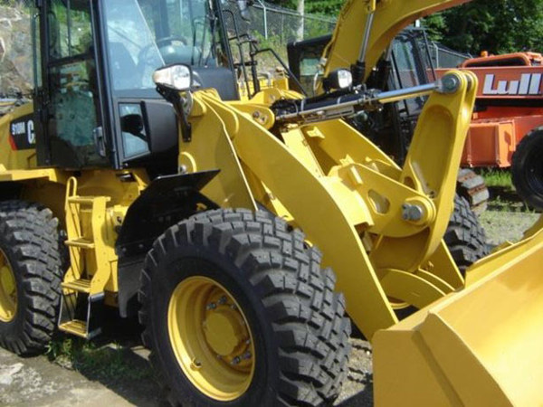 2019 CAT 910M