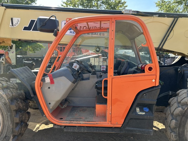 2017 JLG 1055