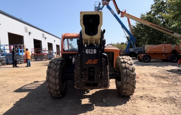 2017 JLG 1055