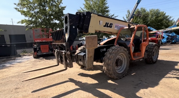 2017 JLG 1055