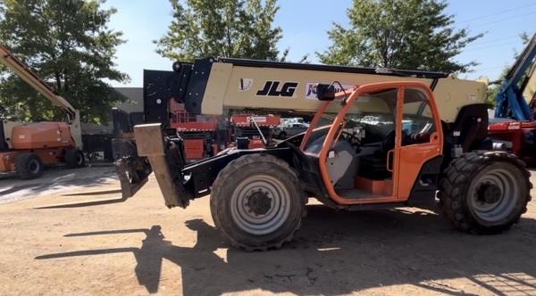 2017 JLG 1055