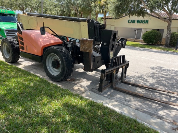 2017 JLG 1055