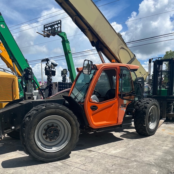 2017 JLG 1055