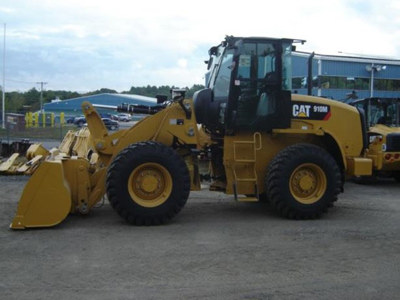 2019 CAT 910M