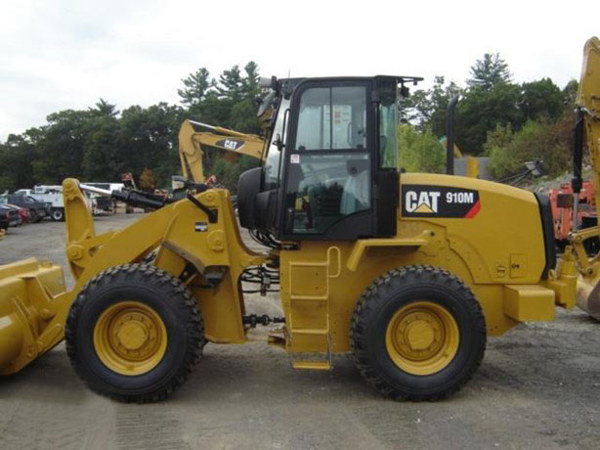 2019 CAT 910M