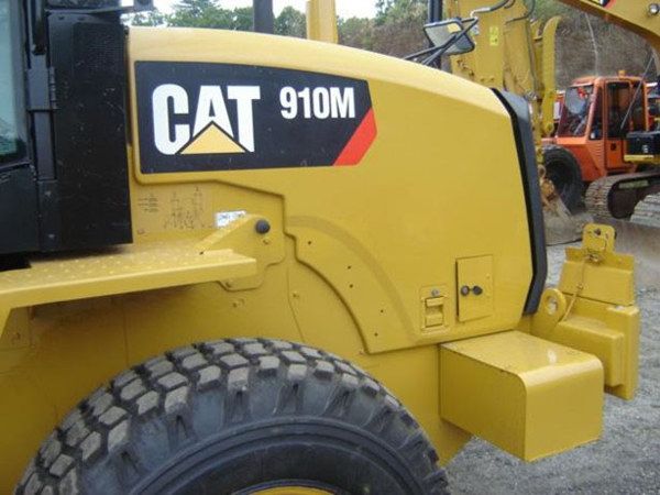 2019 CAT 910M