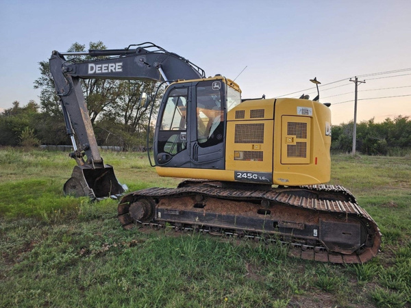 2016 John Deere 245G LC