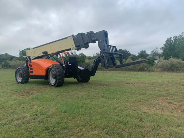 2016 JLG 1055