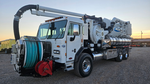 2015 Peterbilt 320