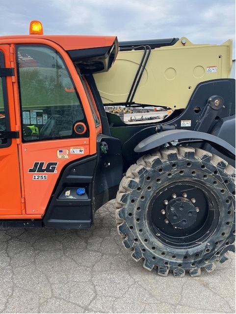 2017 JLG 1255