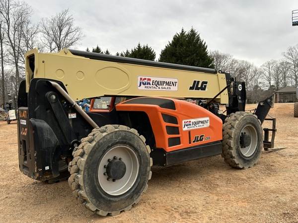 2022 JLG 1055