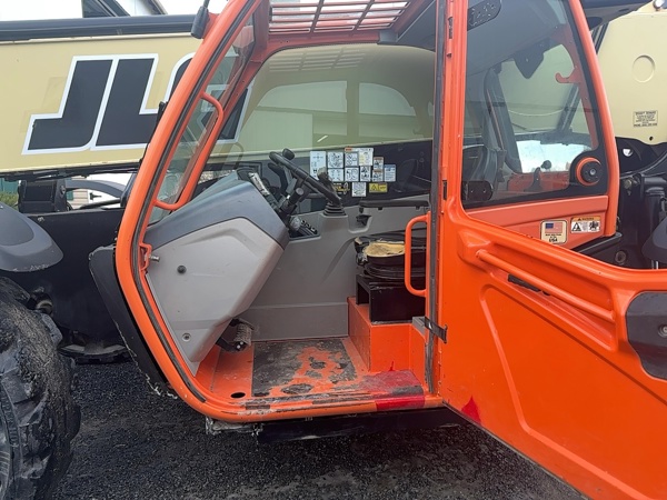 2016 JLG 1055