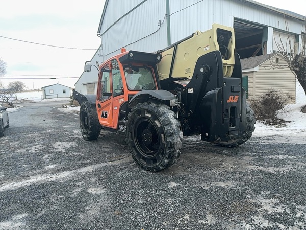 2016 JLG 1055