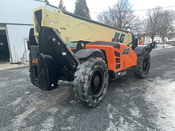 2016 JLG 1055