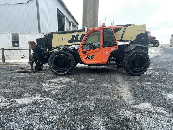 2016 JLG 1055