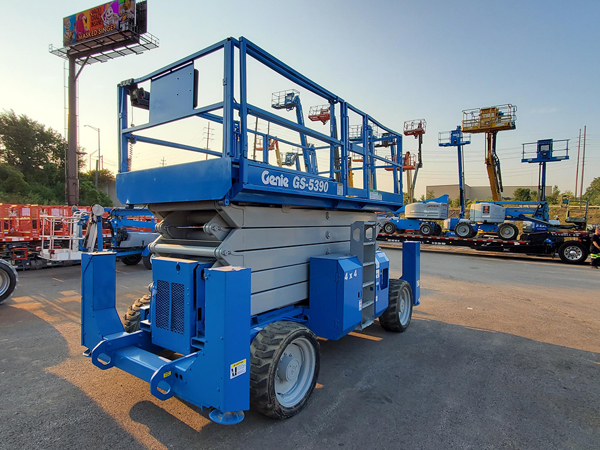 2004 Genie GS-5390 RT - Rough Terrain Scissor Lift